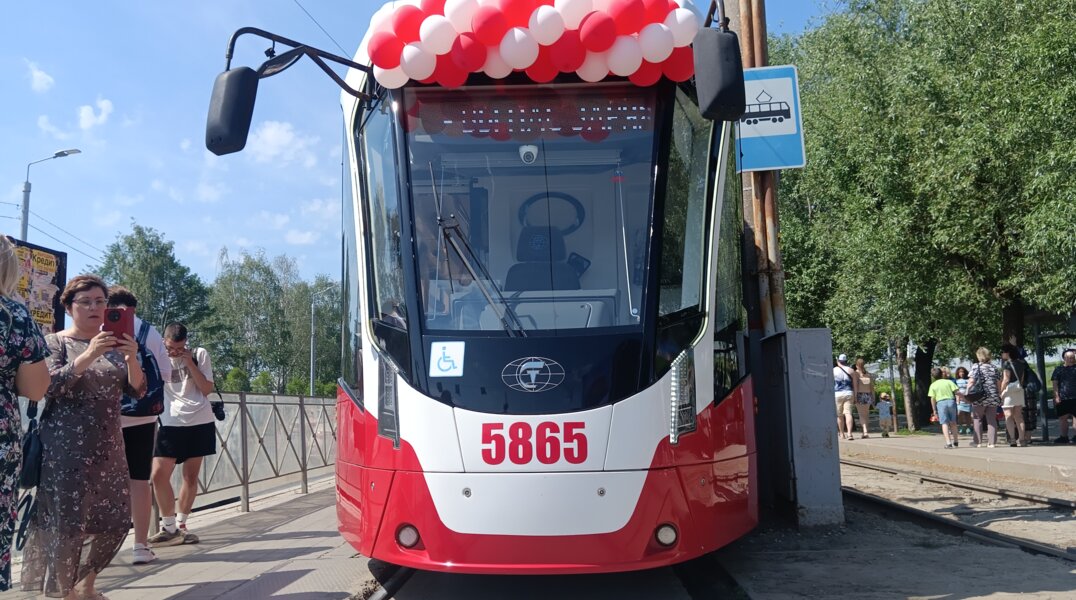 В Перми после пяти месяцев простоя вернулся на линию самый длинный в России трамвай