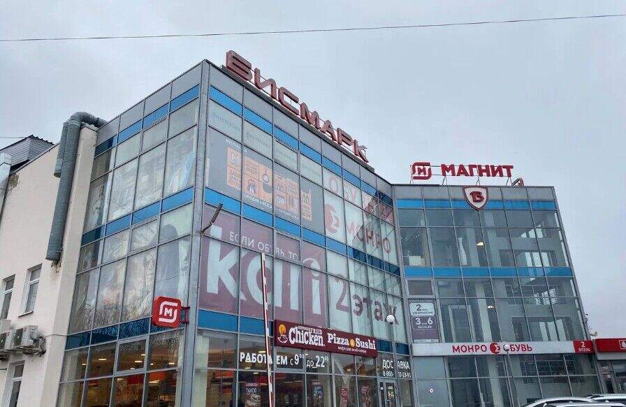 В центре Соликамска приставы опечатали крупный торговый центр с магазинами и рестораном
