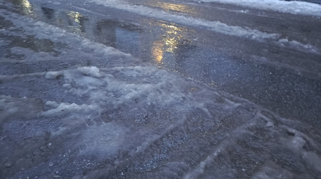 На Южной дамбе Перми из-за сильного порыва на сетях канализации обледенела одна полоса автодороги