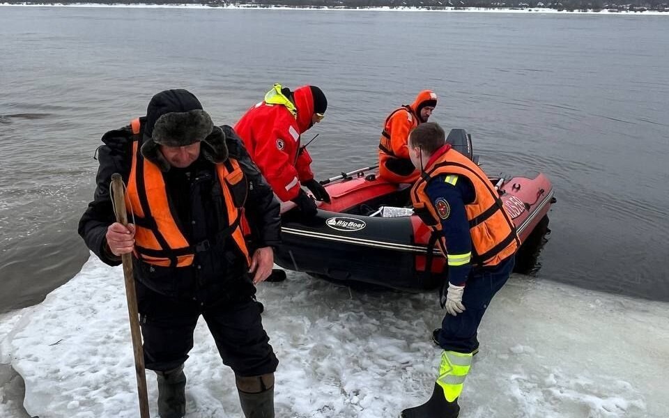 На реке Кама льдина откололась вместе с рыбаком