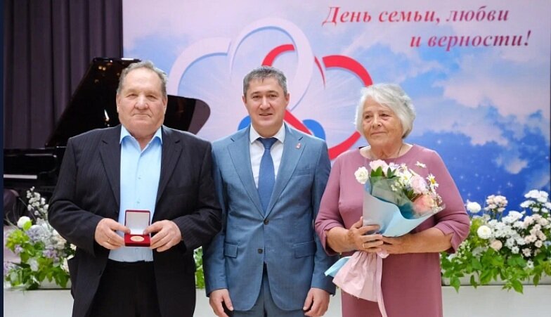 Дмитрий Махонин вручил крепким семьям пермяков памятные знаки «За сохранение семейных ценностей»