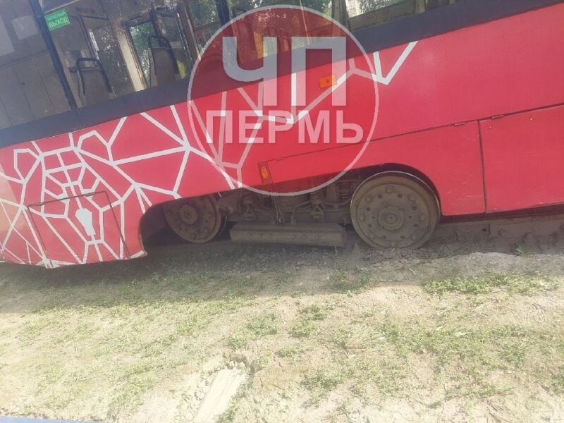 В центре Перми трамвай сошел с рельсов