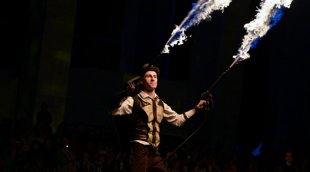 Фестиваль уличных театров «Флюгер» завершился эпичным фаер-шоу на площади перед Театром-Театром. Фото