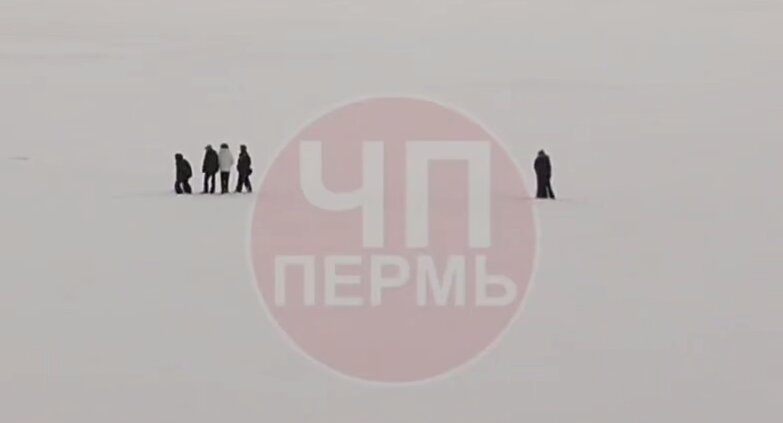 В Перми заметили гуляющих по льду Камы подростков