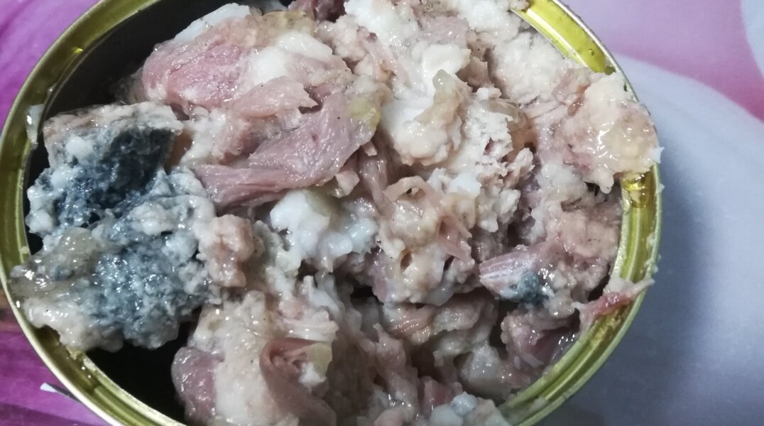 Житель Пермского края вместо качественной закуски купил синюю тушенку