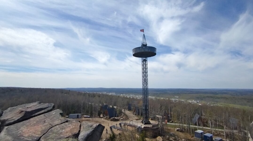 В Губахе открыли единственную в России смотровую башню на вершине горнолыжного курорта. Фото