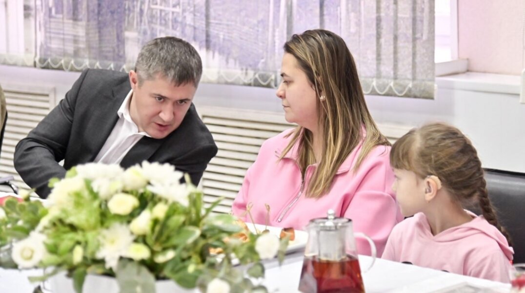 Дмитрий Махонин помог прикамской семье приобрести слуховой аппарат для плохо слышащей девочки