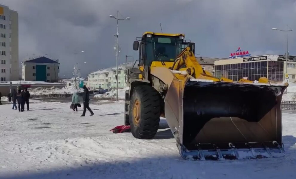 В центре Губахи снегоуборщик насмерть переехал женщину