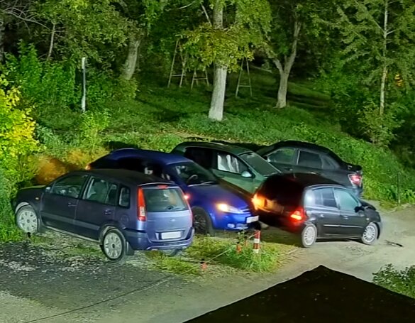 Пьяный березниковец врезался в две машины и застрял во вкопанных шинах