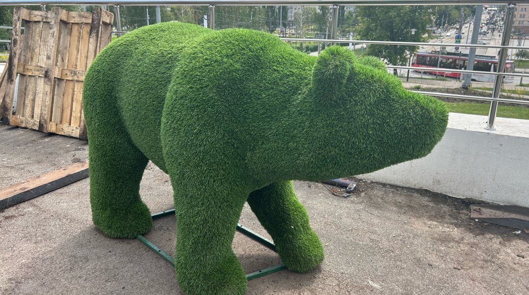 В Перми в районе эспланады установили "травяных" медведей