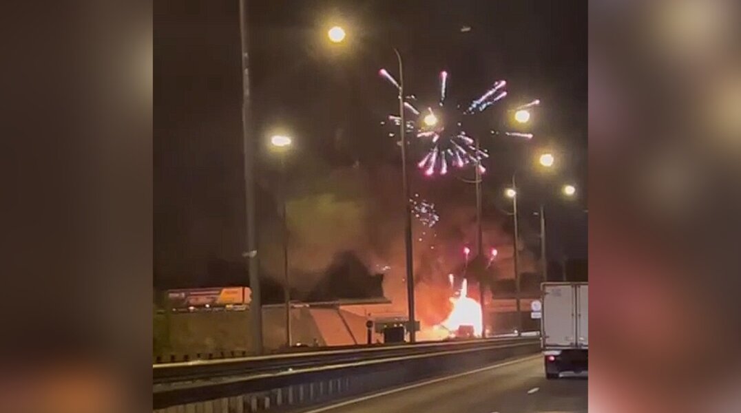В Подмосковье загорелась фура с фейерверками. Видео
