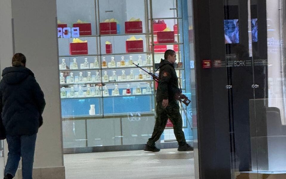 Пермяков напугал парень, разгуливавший по торговому центру с игрушечным автоматом