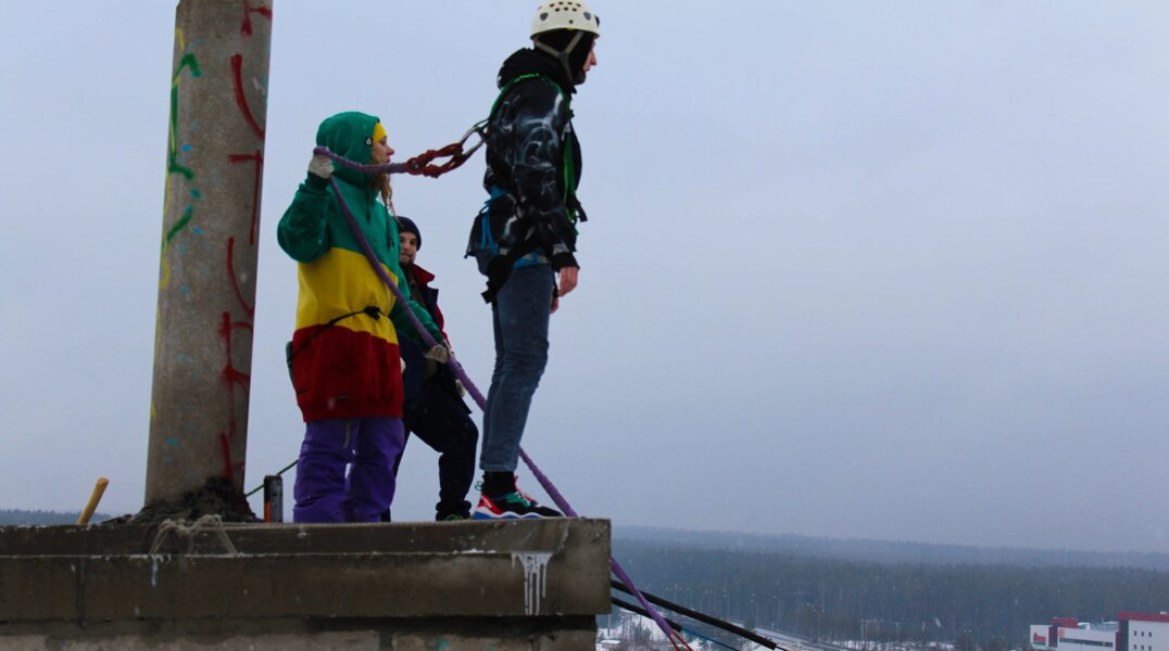 Пермские экстремалы открывают сезон прыжков с заброшенной высотки