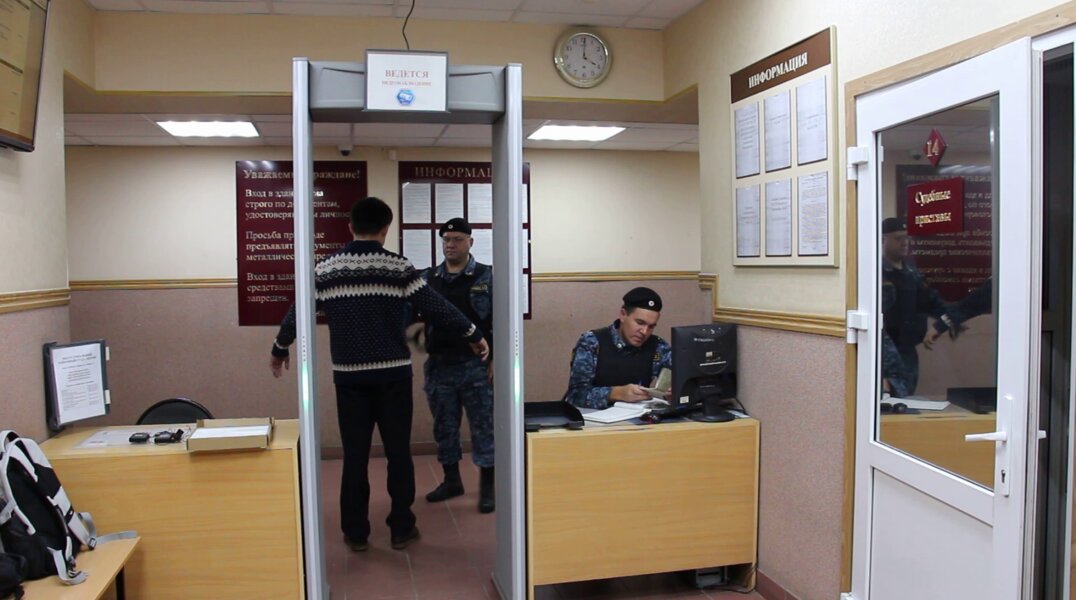 От ножей до спиц. Судебные приставы рассказали, что изымают у пермяков на входе в суды