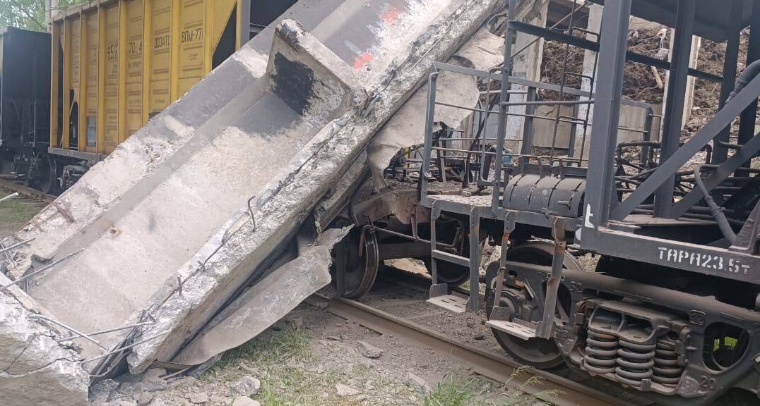 В Прикамье балка путепровода упала на контактную сеть и товарный поезд