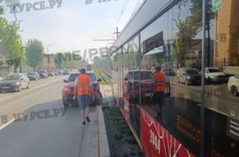 ​В Перми трамваи встали в огромную пробку из-за ДТП с автомобилем
