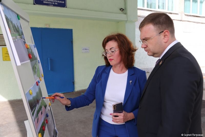 Глава Перми Эдуард Соснин проверил ход работ по благоустройству территории школы №76