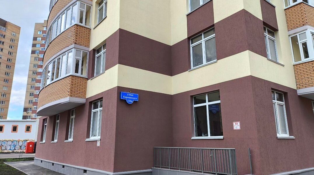 Жители проблемной пермской многоэтажки отстаивают право проезда к своему дому