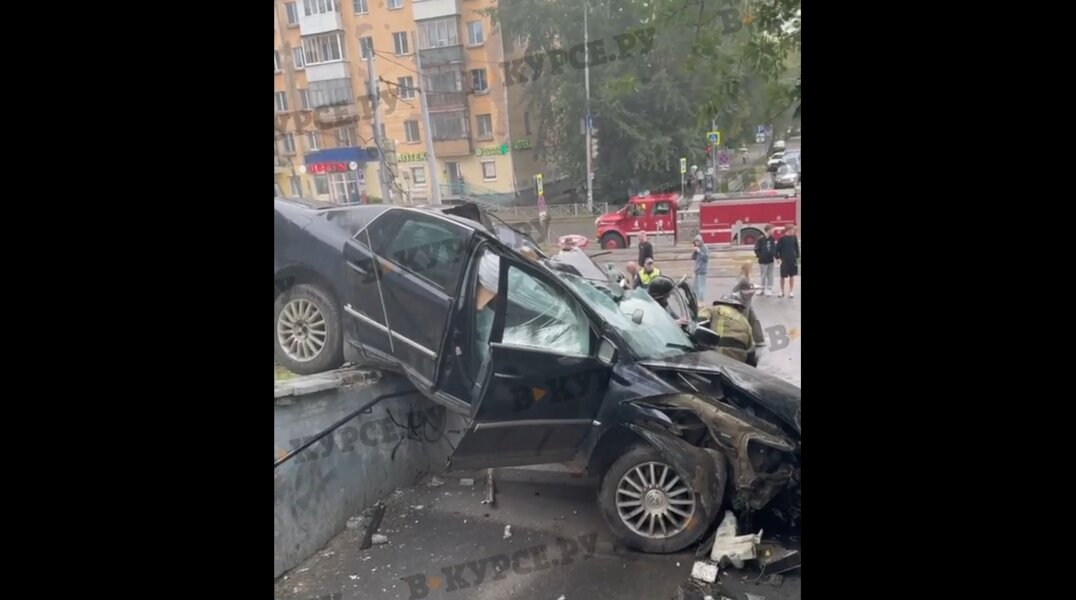 В центре Перми иномарка перелетела трамвайные пути и оказалась на лестнице