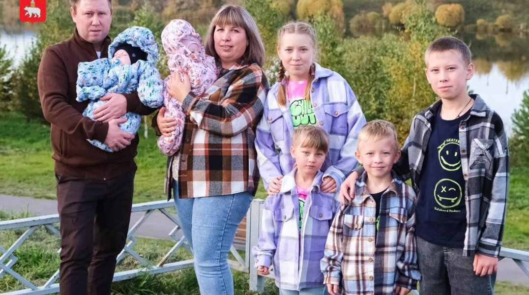 «Больше детей — больше счастья». Семья из Прикамья воспитывает шестерых детей