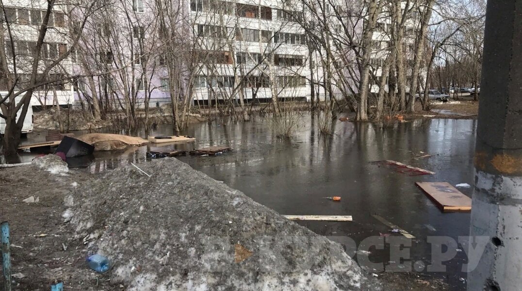 В Перми дети сделали плот и плавали в огромной луже у дома