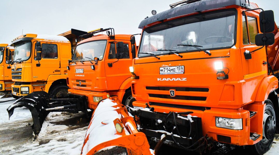В Перми на уборку территорий и дорог вышли более 100 единиц техники и столько же дорожников
