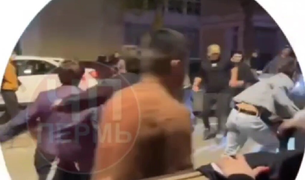 В Перми у бара на Ленина произошла массовая драка с битами. Видео