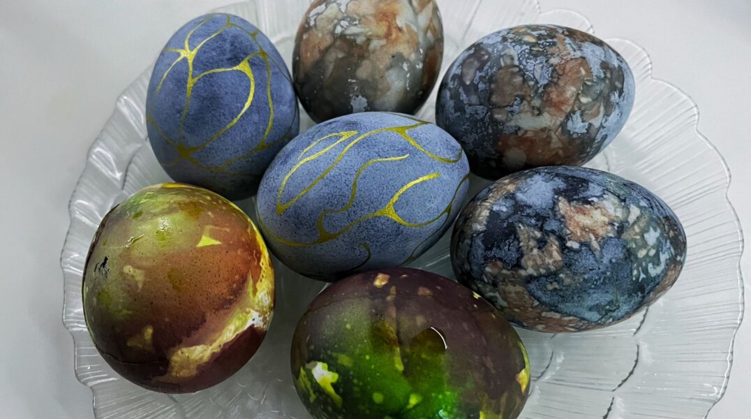 «Хозяйке на заметку»: подборка необычных рецептов покраски яиц на Пасху