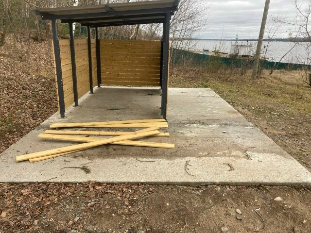 В Краснокамске вандалы разгромили новую пляжную зону