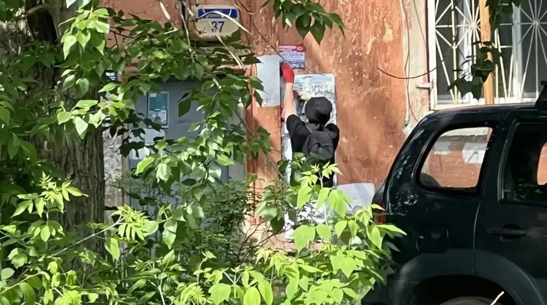 В Индустриальном районе Перми задержали расклейщика незаконных объявлений