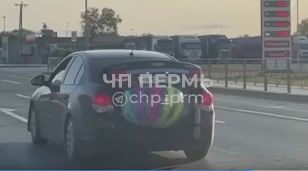 В Перми сняли на видео автомобиль Chevrolet Cruze, который вез человека в багажнике