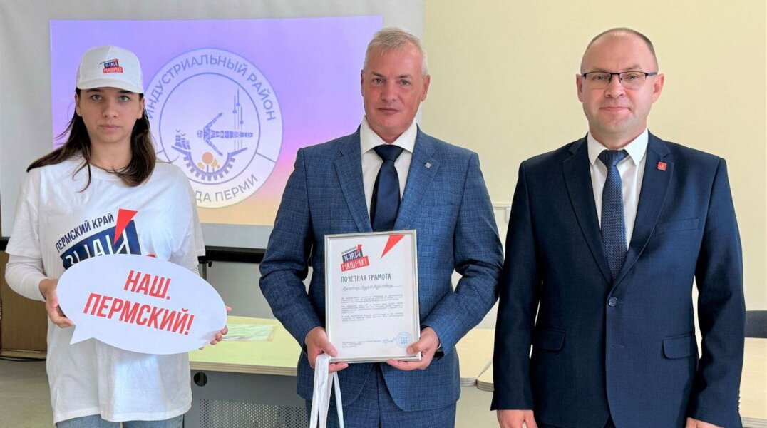 Начальника цеха по производству аммиака филиала «ПМУ» АО «ОХК «Уралхим» удостоили знаком «Знай наших!»