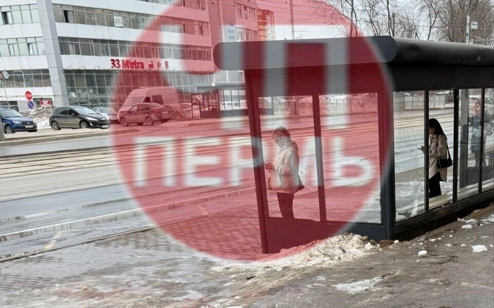 Пермячке на голову упала льдина с крыши здания по улице Уральской