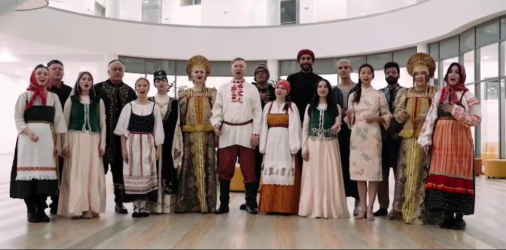 Пермяки в честь Дня народного единства спели гимн края на разных языках