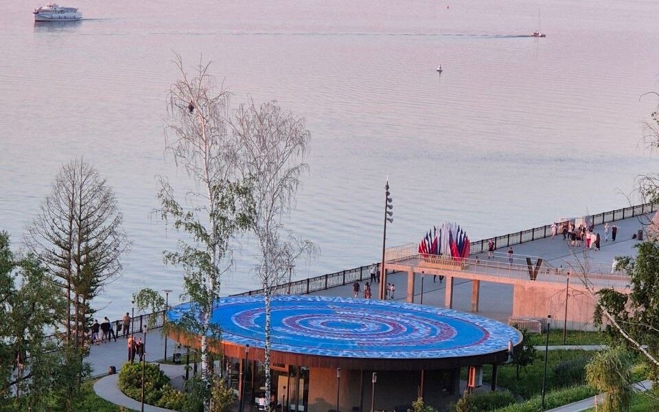 В Перми на крыше кафе на набережной появилась огромная каллиграфия. Фото, видео