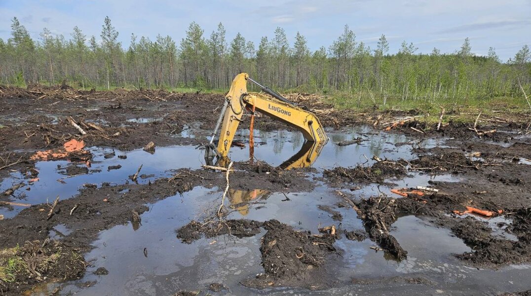В Прикамье на стройке газопровода экскаватор ушел под воду