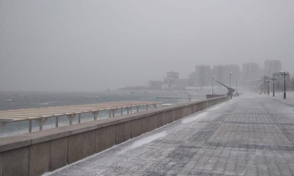 В регионе России ураган снес крыши домов, машины и опоры освещения