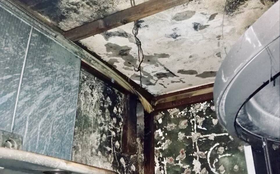 Из-за дыма от горящих пластиковых панелей в Прикамье чуть не погибли маломобильный мужчина и его мать