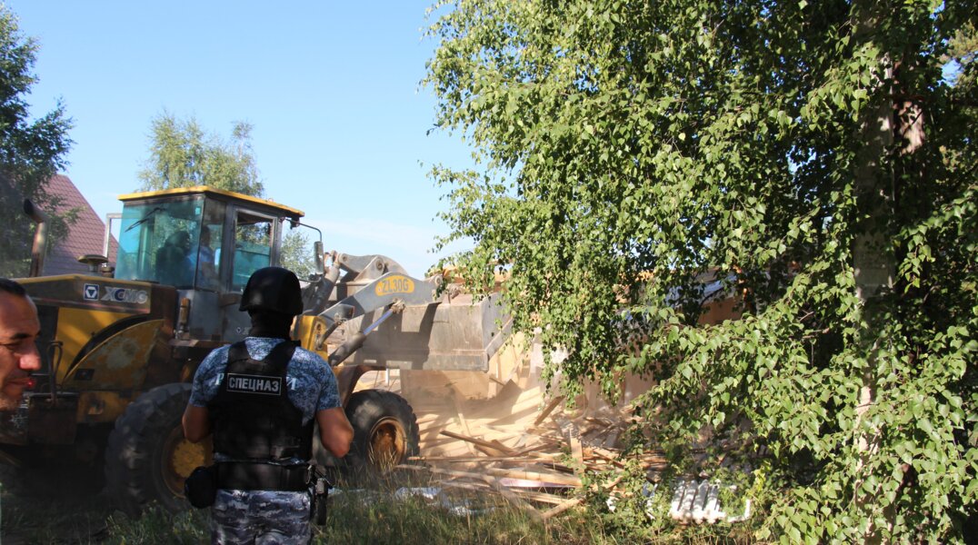 В Перми снесли 16 нелегальных жилых дома