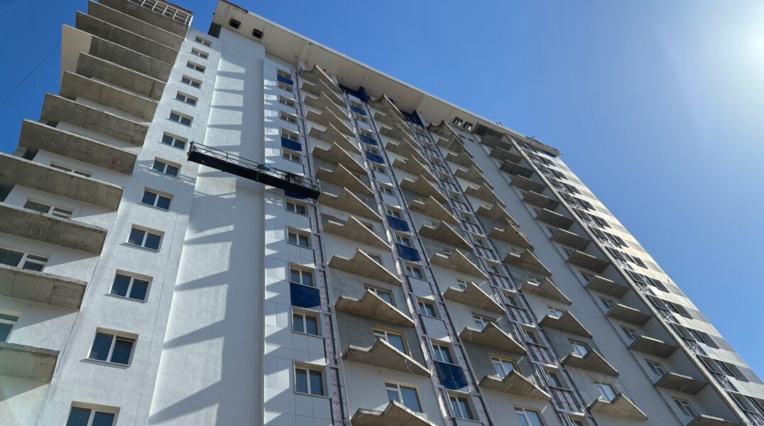 На долгострое на улице Кировоградской в Перми приступили к монтажу новых витражных конструкций