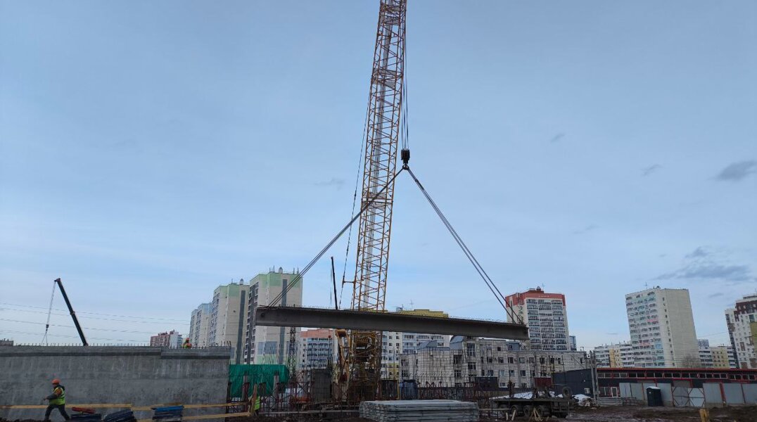 В Перми начали монтаж опорных балок строящегося путепровода на Карпинского