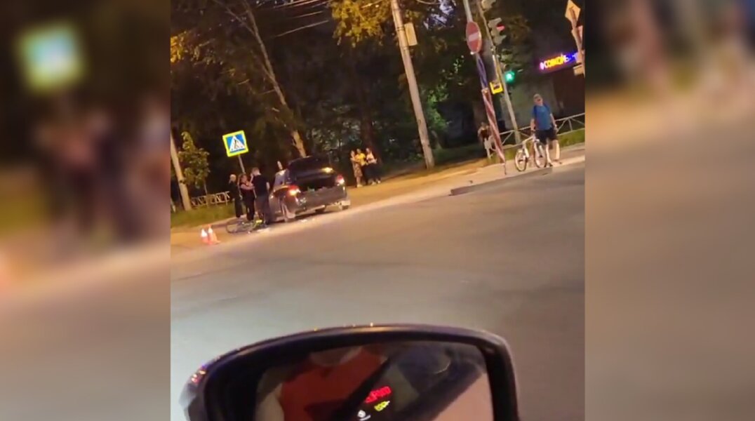 В Березниках велосипедист выехал на дорогу на красный сигнал светофора и попал под машину