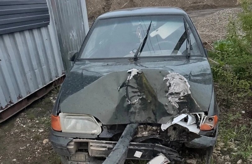 В Прикамье водитель врезался в дерево и получил тяжелые травмы