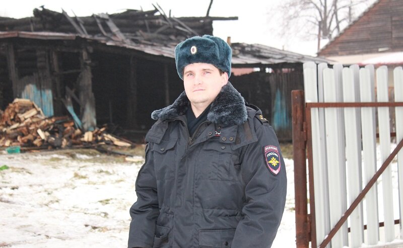 Полицейский из Кудымкара спас людей из горящего дома