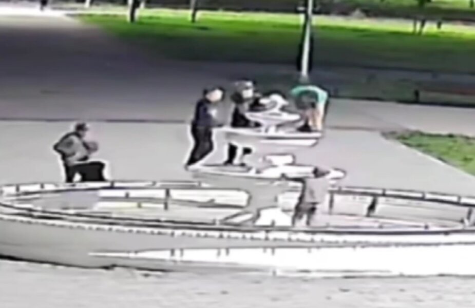 Вандалы сломали фонтан и освещение в Городском парке Березников