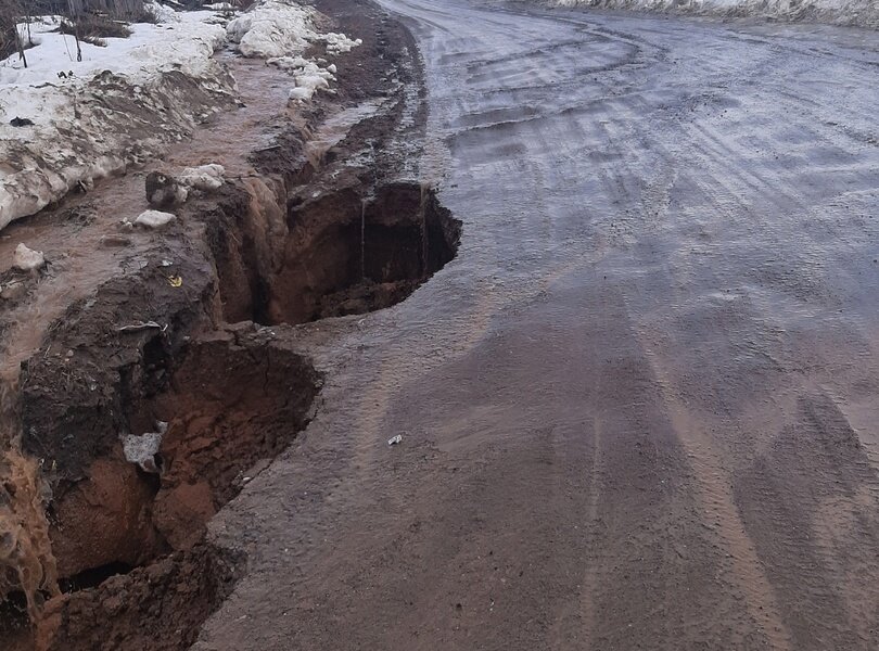 В селе Пешнигорт Пермского края зафиксировали новое обрушение дороги