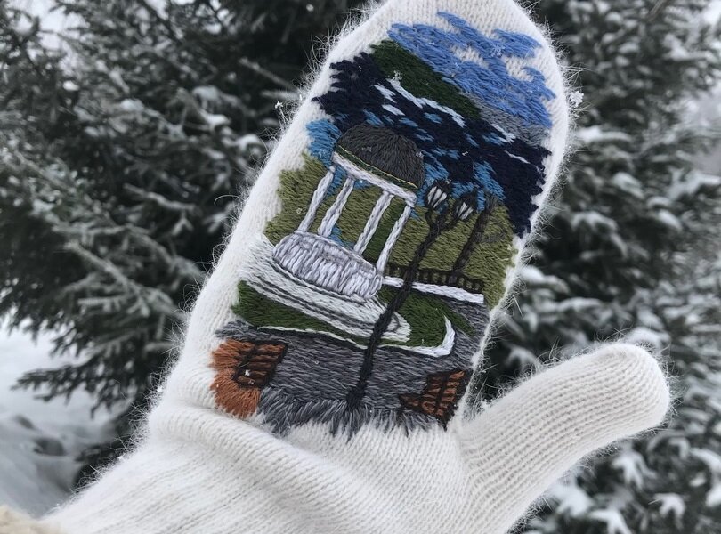 Жительница Оханска вышивает на варежках пермские достопримечательности