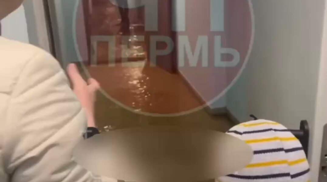 В Пермском ЖК «Мозаика» затопило подъезд