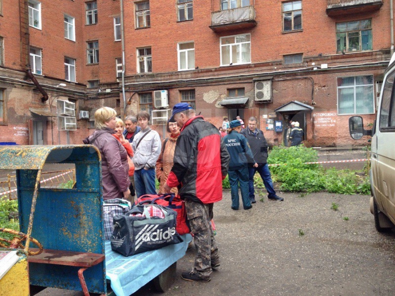 Жильцы дома. Рухнул дом Куйбышева 103. Обрушение дома Пермь Куйбышева 103. Куйбышева 125 Пермь рухнул. Дом выплата жалко на улице жалко.