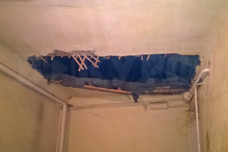 Снится трещина. Обвалился подвесной потолок. Обрушился потолок во сне. Потолок в ванной обвалился. Вода капает с потолка во сне.